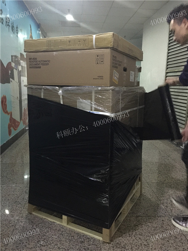 轉(zhuǎn)角遇到帥哥在打包柯尼卡美能達(dá)C226復(fù)印機(jī)-科頤辦公