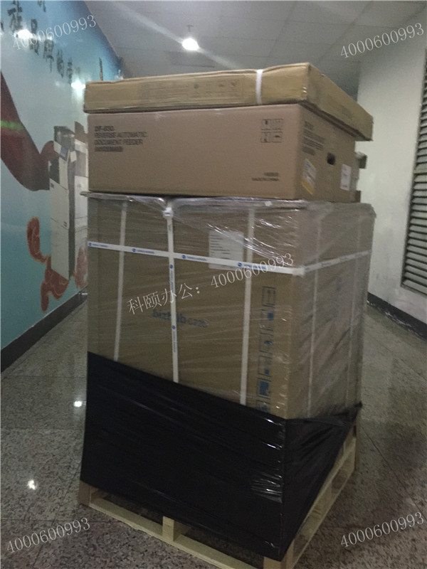 轉(zhuǎn)角遇到帥哥在打包柯尼卡美能達(dá)C226復(fù)印機(jī)-科頤辦公