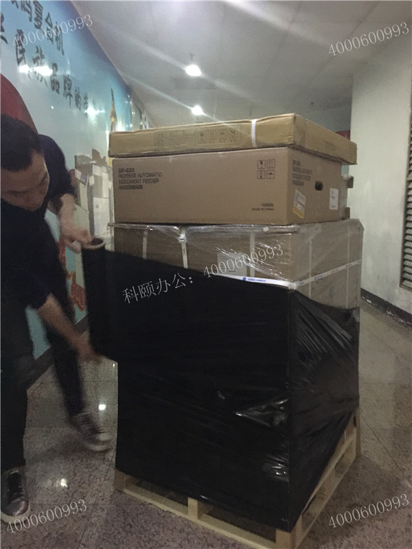 轉(zhuǎn)角遇到帥哥在打包柯尼卡美能達(dá)C226復(fù)印機(jī)-科頤辦公