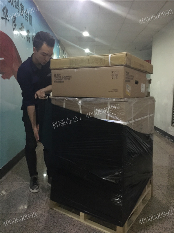 轉(zhuǎn)角遇到帥哥在打包柯尼卡美能達(dá)C226復(fù)印機(jī)-科頤辦公