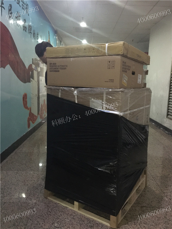 轉(zhuǎn)角遇到帥哥在打包柯尼卡美能達(dá)C226復(fù)印機(jī)-科頤辦公