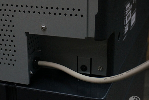 將電源線固定在機(jī)器內(nèi)部-科頤辦公