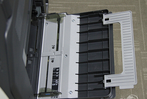 柯尼卡美能達C266在機身的側面還配備了100頁的多功能手送托盤